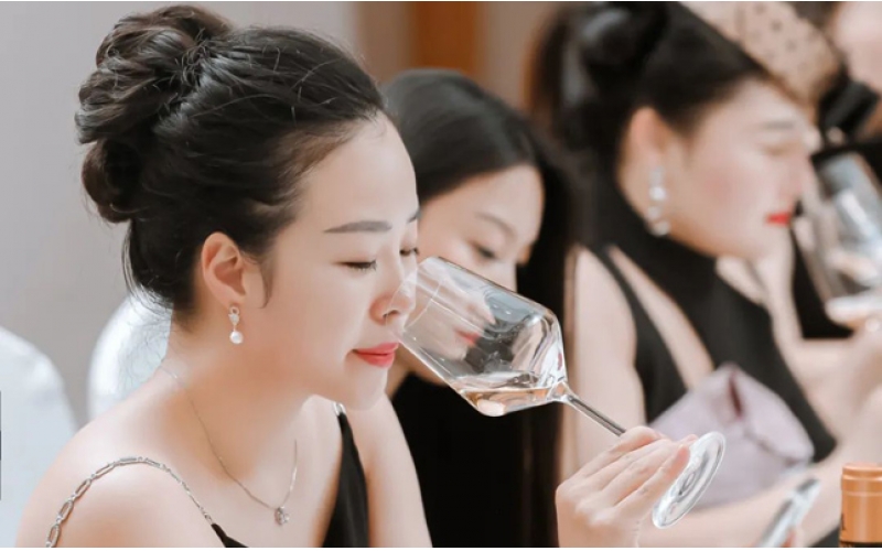 國新酒業(yè)連鎖開展紅酒知識主題培訓(xùn)