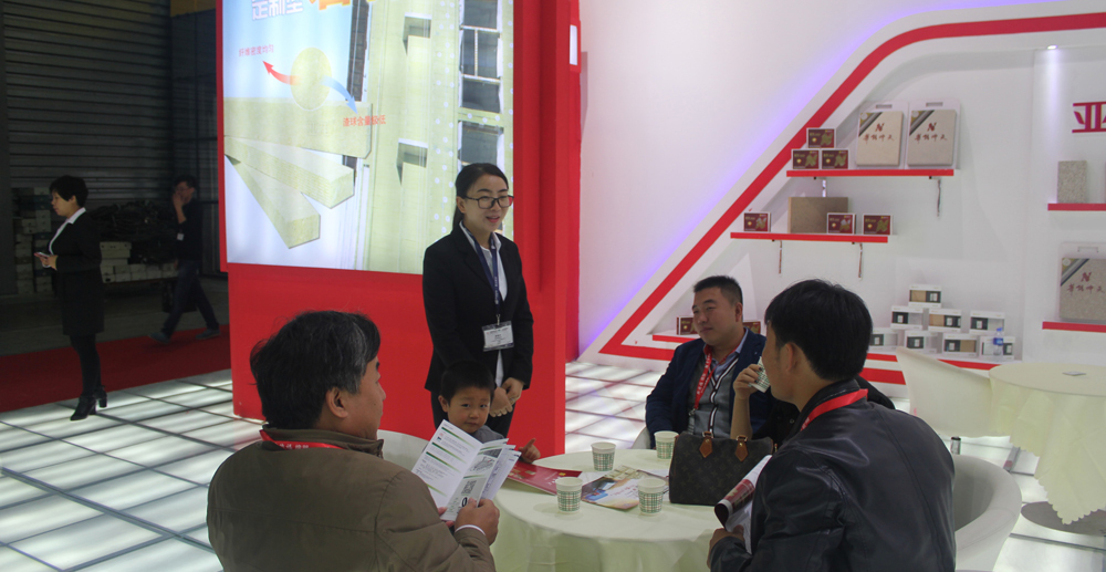 華能中天員工在像咨詢?nèi)藛T介紹產(chǎn)品