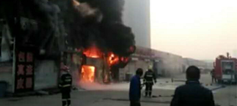 彩鋼夾心板的可燃芯材與A級防火巖棉芯材對比